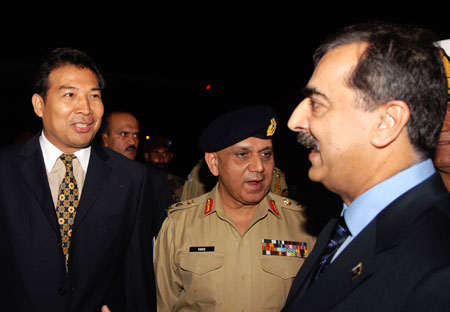 Luo Zhaohui (1st L), Chinese Ambassador to Pakistan, sends off Pakistani Prime Minister Yousuf Raza Gillani (1st R) at the Chaklala airbase on the outskirts of Islamabad, capital of Pakistan, Aug. 7, 2008. Yousuf Raza Gillani on Thursday left Islamabad for Beijing to attend the opening ceremony of the Beijing 2008 Olympic Games. (Xinhua Photo)