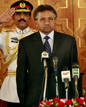 Pakistan's President Pervez Musharraf stands at attention while listening to national anthem during the swearing-in ceremony of Prime Minister Yousaf Raza Gilani (not pictured) at the President House in Islamabad March 25, 2008. [Xinhua/Reuters Photo]