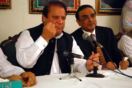 Pakistan Muslim League- Nawaz (PML-N) chief Nawaz Sharif (L) and Pakistan People's Party (PPP) Co- Chairman Asif Ali Zardari attend a joint news conference in Islambad, Pakistan.on Aug. 7, 2008. [Xinhua/Reuters Photo]