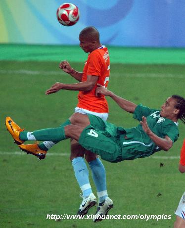 Gianni Zuiverloon of Netherlands heads with a jump during the Beijing Olympic Games men's football Group B match against Nigeria at Tianjin Olympic Center Stadium.