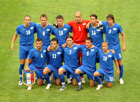 Players of Italian men's football team pose for picture before the Beijing Olympic Games men's football Group D match against Honduras in Qinhuangdao, Olympic co-host city in north China's Hebei Province, Aug. 7, 2008. 