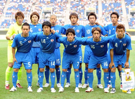 Members of Japanese football team pose for group photo prior to the Beijing 2008 Olympic Games men's football Group B match against the United States at Tianjin Olympic Center Stadium in Olympic co-host city Tianjin, north China, Aug. 7, 2008. 