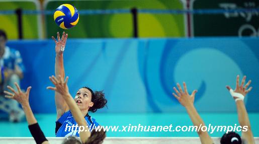 Nadia Centoni of Italy competes during women's volleyball Preliminary Pool B against Russia at Beijing Olympic Games at Beijing Institute of Technology Gymnasium in Beijing, China, Aug. 9, 2008. Italy beat Russia 3-1. [Xinhua]