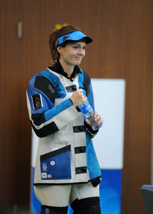 Markswoman Katerina Emmons of Czech prepares for competition during women's 10m Air rifle final of Beijing Olympic Games at Beijing Shooting Range Hall in Beijing, China, Aug. 9, 2008. (Xinhua/Jiao Weiping)