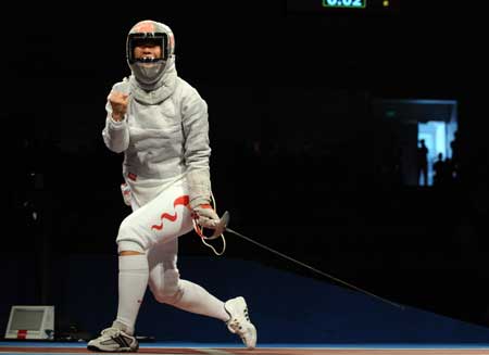 Tan Xue of China yells during the women's individual sabre round of 32 at the Beijing 2008 Olympic Games in Beijing, China, Aug. 9, 2008. [Xinhua]