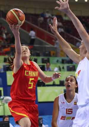 Bian Lan (L) of China lays up during the women's preliminary round group B of Olympic basketball event against Spain at Beijing 2008 Olympic Games at the Beijing Olympic Basketball Gymnasium in Beijing, China, Aug 9, 2008. [Xinhua] 