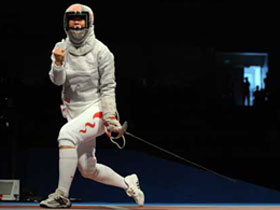 Tan Xue of China yells during the women's individual sabre round of 32 at the Beijing 2008 Olympic Games in Beijing, China, Aug 9, 2008. [Xinhua]