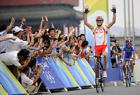 Spaniard Samuel Sanchez celebrates after winning the gold medal in the men's road race of the Beijing 2008 Olympic Games in Beijing, China, Aug 9, 2008. [Xinhua] 