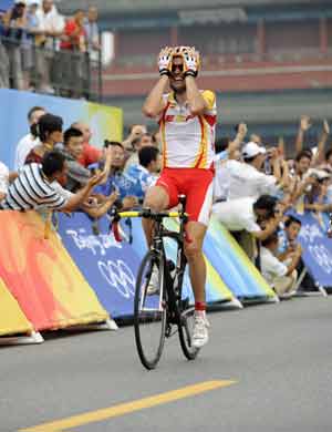 Spaniard Samuel Sanchez celebrates after winning the gold medal in the men's road race of the Beijing 2008 Olympic Games in Beijing, China, Aug 9, 2008. Sanchez completed the 245.4-kilometre-long course in a time of 6 hours 23 minutes 49 seconds. [Xinhua]