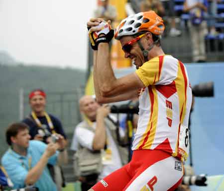 Spaniard Samuel Sanchez celebrates after winning the gold medal in the men&apos;s road race of the Beijing 2008 Olympic Games in Beijing, China, Aug 9, 2008. Sanchez completed the 245.4-kilometre-long course in a time of 6 hours 23 minutes 49 seconds. [Xinhua] 