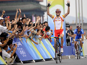 Spaniard Samuel Sanchez celebrates after winning the gold medal in the men's road race of the Beijing 2008 Olympic Games in Beijing, China, Aug 9, 2008. [Xinhua]