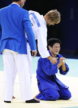 Choi Minho of South Korea celebrates after winning Ludwig Paischer of Austria during the men -60kg final of judo at Beijing 2008 Olympic Games in Beijing, China, Aug 9, 2008. Choi won the match and claimed the title in this event.[Xinhua]