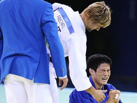 Choi Minho of South Korea celebrates after winning Ludwig Paischer of Austria during the men -60kg final of judo at Beijing 2008 Olympic Games in Beijing, China, Aug 9, 2008. Choi won the match and claimed the title in this event.[Xinhua]