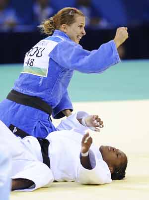 Alina Alexandra Dumitru(blue) of Romania competes against Yanet Bermoy of Cuba during the women -48kg final of judo at Beijing 2008 Olympic Games in Beijing, China, Aug 9, 2008. Dumitru won the match and claimed the title in this event.[Xinhua] 