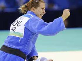 Alina Alexandra Dumitru(blue) of Romania competes against Yanet Bermoy of Cuba during the women -48kg final of judo at Beijing 2008 Olympic Games in Beijing, China, Aug 9, 2008. Dumitru won the match and claimed the title in this event.[Xinhua]