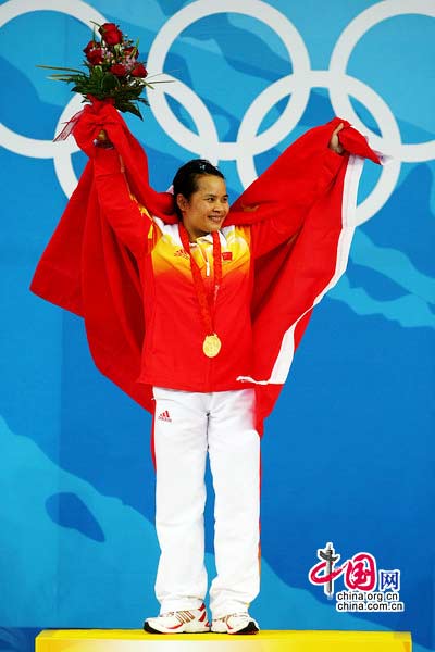 Chen Xiexia won the women's 48kg weightlifting title, the first gold medal for the host at the Beijing Olympic Games in Beijing on Saturday.