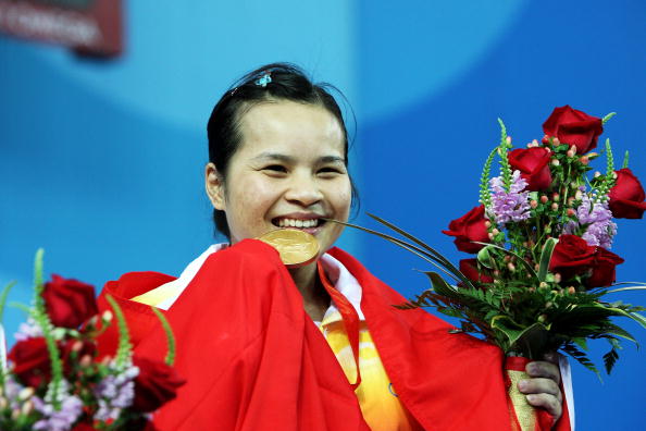 Chen Xiexia won the women&apos;s 48kg weightlifting title, the first gold medal for the host at the Beijing Olympic Games in Beijing on Saturday.