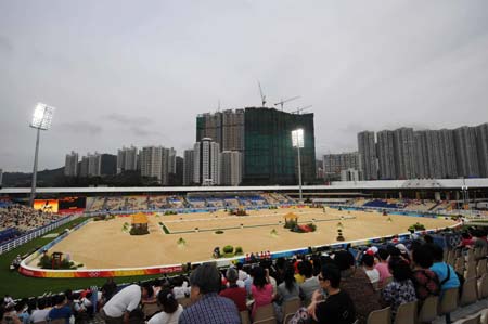 Spectators enjoy the eventing dressage competition held at Hong Kong Olympic Equestrian Venue (Sha Tin) in the Olympic co-host city of Hong Kong, south China, Aug. 9, 2008. 