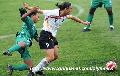 Birgit Prinz (R) of Germany dribbles seeking a breakthrough during the Beijing Olympic women's football tournament Group F match between Germany and Nigeria in Shenyang, Olympic co-host city in northeast China's Liaoning Province, Aug. 9, 2008. (Xinhua/Xie Huanchi)