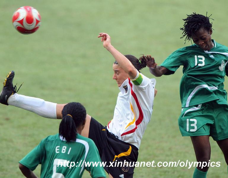 Birgit Prinz (C) of Germany vies for the ball during the Beijing Olympic women's football tournament Group F match between Germany and Nigeria in Shenyang, Olympic co-host city in northeast China's Liaoning Province, Aug. 9, 2008. (Xinhua/Xie Huanchi)