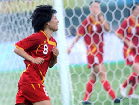 Xu Yuan (L) of China celebrates the goal during the Beijing Olympic women&apos;s football tournament Group E match between China and Canada in Tianjin, Olympic co-host city in north China, Aug. 9, 2008. (Xinhua/Yang Zongyou)