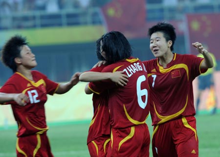 Players of China celebrate the goal during the Beijing Olympic women&apos;s football tournament Group E match between China and Canada in Tianjin, Olympic co-host city in north China, Aug. 9, 2008. (Xinhua/Yang Zongyou)