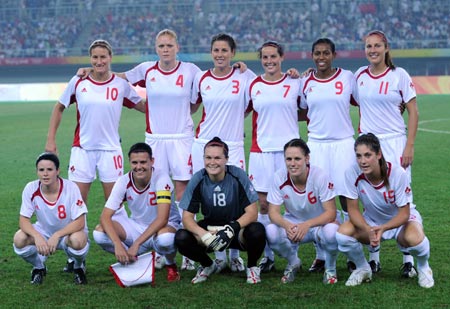 Photo taken on Aug. 9, 2008 shows the starting lineup of Canada women&apos;s Olympic football team before their Beijing Olympic women&apos;s football tournament Group E match between China and Canada in Tianjin, Olympic co-host city in north China, Aug. 9, 2008. (Xinhua/Yang Zongyou) 