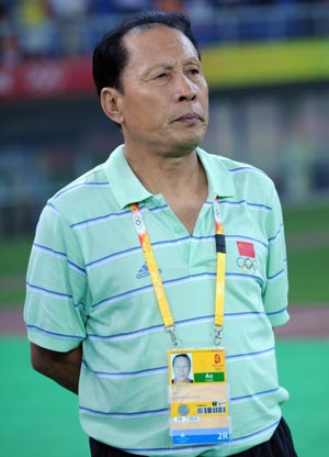 Shang Ruihua, head coach of China women&apos;s Olympic football team, watches the Beijing Olympic women&apos;s football tournament Group E match between China and Canada in Tianjin, Olympic co-host city in north China, Aug. 9, 2008. (Xinhua/Yang Zongyou) 