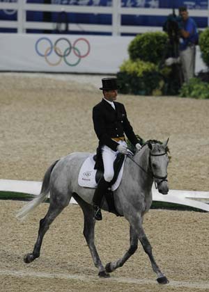New Zealand's rider Mark Todd rides on his horse during eventing dressage competition held at Hong Kong Olympic Equestrian Venue (Sha Tin) in the Olympic co-host city of Hong Kong, south China, Aug. 9, 2008. The equestrian events of Beijing 2008 Olympic Games started on Saturday in Hong Kong. (Xinhua/Zhou Lei)