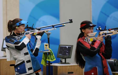 Markswoman Katerina Emmons (1st L) of Czech prepares to shoot during women's 10m Air rifle final of Beijing Olympic Games at Beijing Shooting Range Hall in Beijing, China, Aug. 9, 2008. (Xinhua/Li Ga)