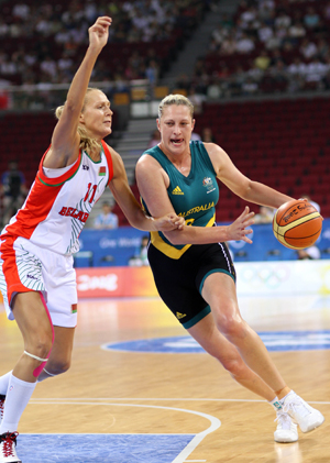 Suzy Batkovic (R) of Australia attacks during women's basketball preliminary Rnd group A against Belarus at Beijing Olympic Basketball Gymnasium in Beijing, China, Aug. 9, 2008. [Xinhua]