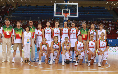 Members of women's basketball team of Belarus take group photo before women's basketball preliminary Rnd group A against Australia at Beijing Olympic Basketball Gymnasium in Beijing, China, Aug. 9, 2008. [Xinhua]