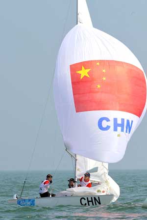 Sailors of China compete during Yngling Class competition at Qingdao Olympic Sailing Centre in Qingdao, an Olympic co-host city in east China's Shandong Province, Aug. 9, 2008. First and second rounds of Yngling Class were held on Saturday.