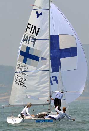 Sailors of Finn compete during Yngling Class competition at Qingdao Olympic Sailing Centre in Qingdao, an Olympic co-host city in east China's Shandong Province, Aug. 9, 2008. 