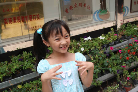 Little girl sings at opening ceremony of Beijing Olympics