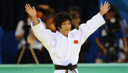 Defending champion Xian Dongmei won China's first judo gold medal at the Beijing Olympic Games in Beijing on Sunday. [Xinhua]