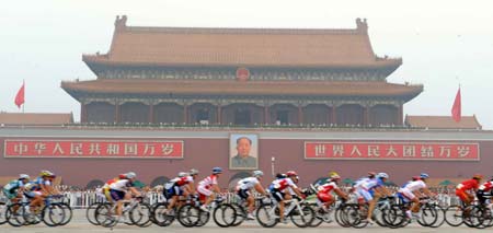 Riders pass the Tian'an Men Square during women’s road race of the Beijing 2008 Olympic Games in Beijing, China, August 10, 2008. 
