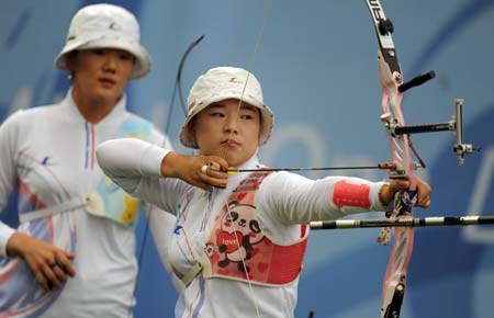 Yun Ok-Hee (front) and Park Sung-Hyun of South Korea compete during the women's team 1/4 elimination of archery at Beijing 2008 Olympic Games in Beijing, China, Aug. 10, 2008. The South Korean team composed of Park Sung-Hyun, Yun Ok-Hee and Joo Hyun-Jung set a new 24-arrow world record by shooting 231 points. 