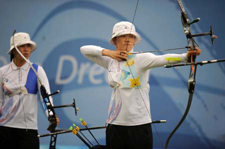 Park Sung-Hyun (R) of South Korea competes during the women's team 1/4 elimination of archery at Beijing 2008 Olympic Games in Beijing, China, Aug. 10, 2008. The South Korean team composed of Park Sung-Hyun, Yun Ok-Hee and Joo Hyun-Jung set a new 24-arrow world record by shooting 231 points.