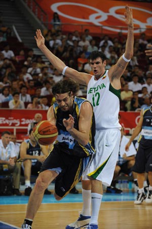 Fabricio Raul Jesus Oberto (L), center of Argentina breaks through during Men's Preliminary Round Group A game 10 between Argentina and Lithuania of Beijing 2008 Olympic Games basketball event at the Beijing Olympic Basketball Gymnasium in Beijing, China, Aug. 10, 2008. Lithuania beat Argentina 79-75. (Xinhua/Li Jundong)