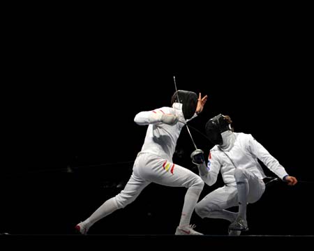 Jose Luis Abajo (L) of Spain competes against Matteo Tagliariol of Italy during men's individual epee semifinal of Beijing 2008 Olympic Games fencing event at Fencing Hall of National Convention Center in Beijing, China, Aug. 10, 2008. Matteo Tagliariol of Italy won 15-12 and qualified the final. 