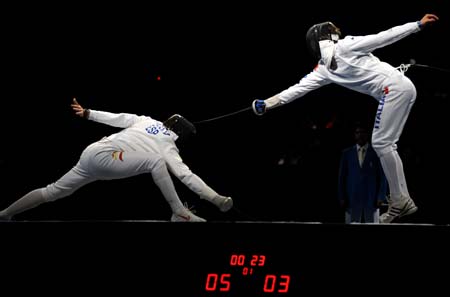  Jose Luis Abajo (L) of Spain competes against Matteo Tagliariol of Italy during men's individual epee semifinal of Beijing 2008 Olympic Games fencing event at Fencing Hall of National Convention Center in Beijing, China, Aug. 10, 2008. Matteo Tagliariol of Italy won 15-12 and qualified the final.