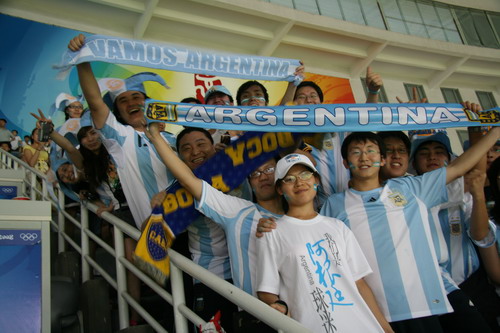 Members of the fans club of Argentina in China