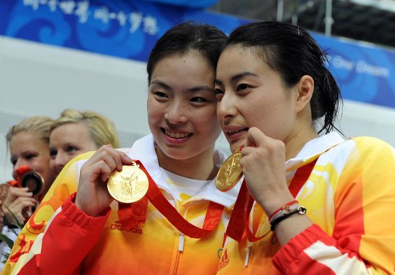 Guo Jingjing and Wu Minxia of China dive during women’s sync. 3m springboard final of the Beijing 2008 Olympic Games at National Aquatics Center in Beijing, China, August 10, 2008. Guo Jingjing and Wu Minxia won the gold medal in the event. [xinhua]