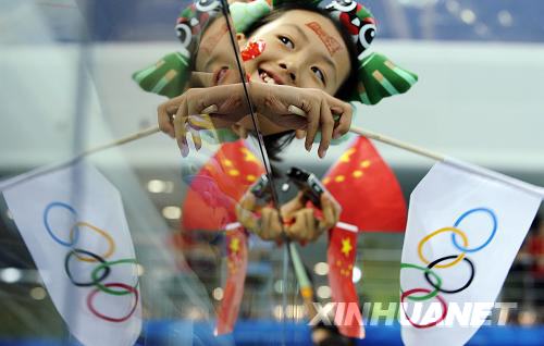 Spetcators are cheering for Guo Jingjing and Wu Minxia in the National Natatorium Center (the Water Cube). Guo and Wu claim the gold in women's 3m springboard synchro diving with a score of 343.50 points. 