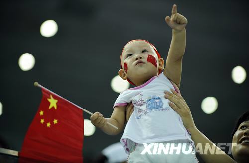 Spetcators are cheering for Guo Jingjing and Wu Minxia in the National Natatorium Center (the Water Cube). Guo and Wu claim the gold in women's 3m springboard synchro diving with a score of 343.50 points. 