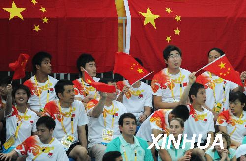 Spetcators are cheering for Guo Jingjing and Wu Minxia in the National Natatorium Center (the Water Cube). Guo and Wu claim the gold in women's 3m springboard synchro diving with a score of 343.50 points. 