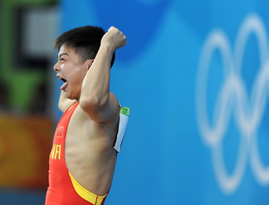 Long Qingquan won the gold medal in men&apos;s 56kg weightlifting final. Long Qingguan, born in 1990, is the youngest participents in weightlifhting events of this Olympics. And his medal is China&apos;s 6th gold medal so far. 