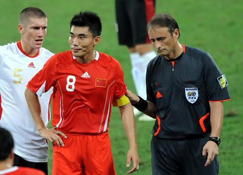 Captain Zheng Zhi got the 2nd red card for Chinese men's football team