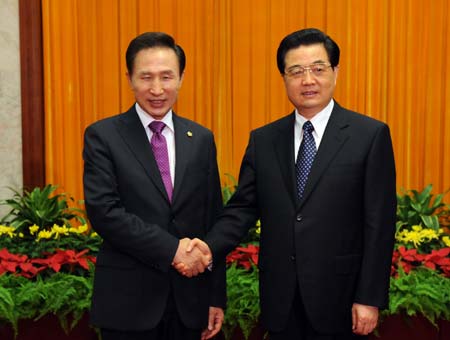 Chinese President Hu Jintao (R) shakes hands with President of the Republic of Korea (ROK) Lee Myung bak during their meeting in Beijing, China, Aug. 9, 2008. Lee Myung bak attended the opening ceremony of the Beijing Olympic Games on Friday night. (Xinhua/Li Xueren)